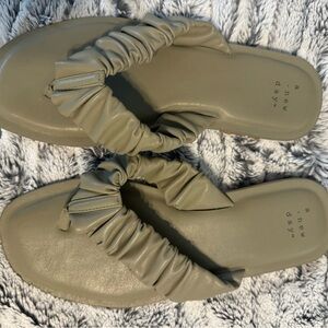 Cute green sandals great condition